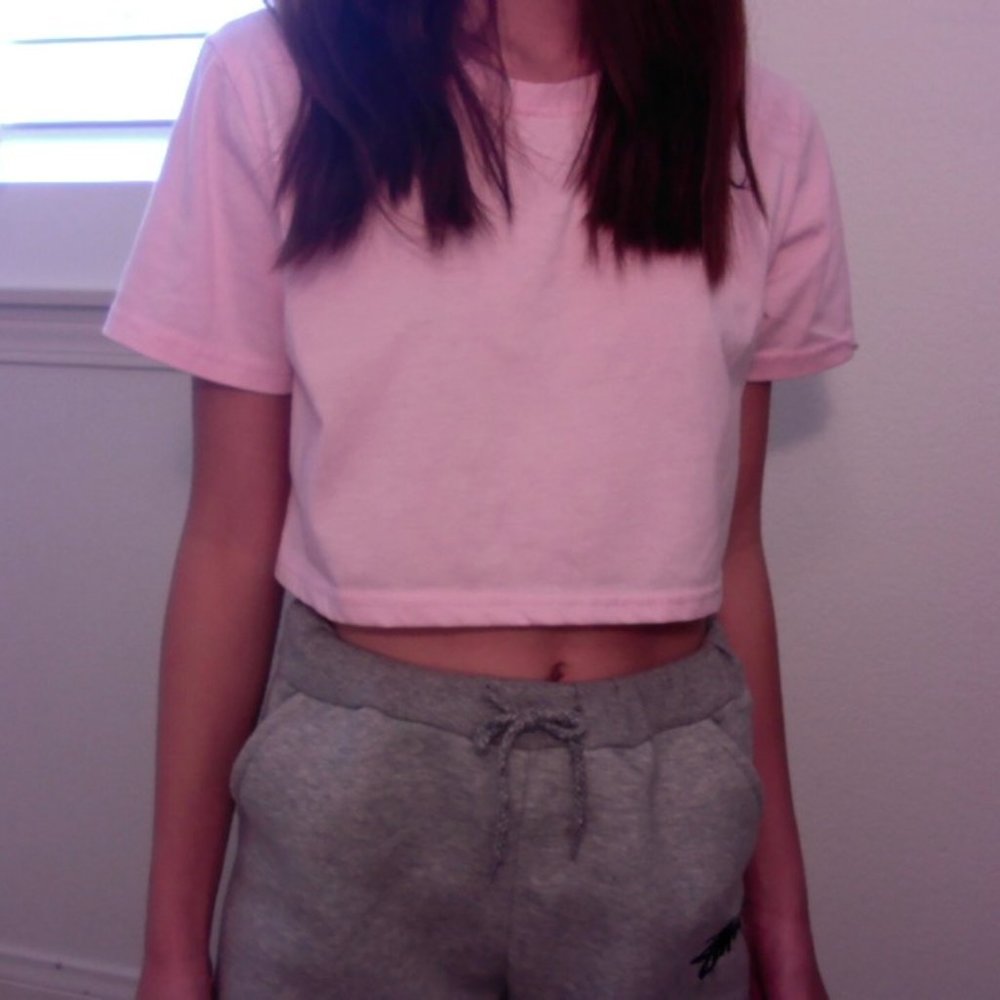 Cropped pink shirt